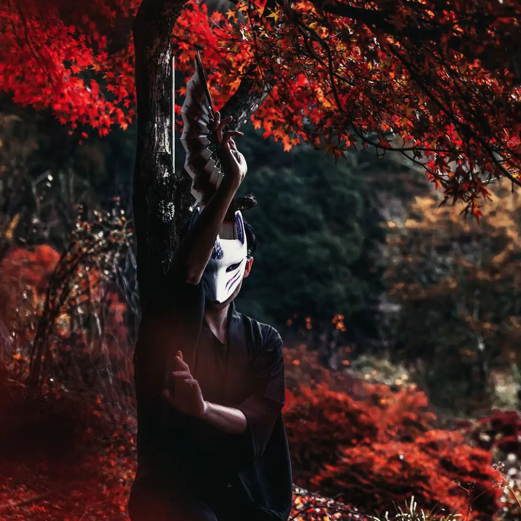 狐面と紅葉のポートレート写真